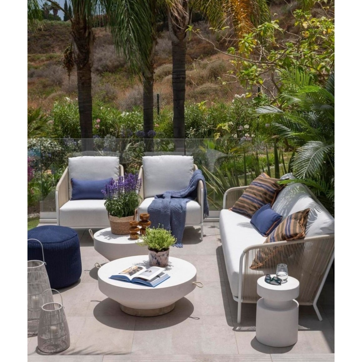 Mesa de centro para exterior em cimento e teca