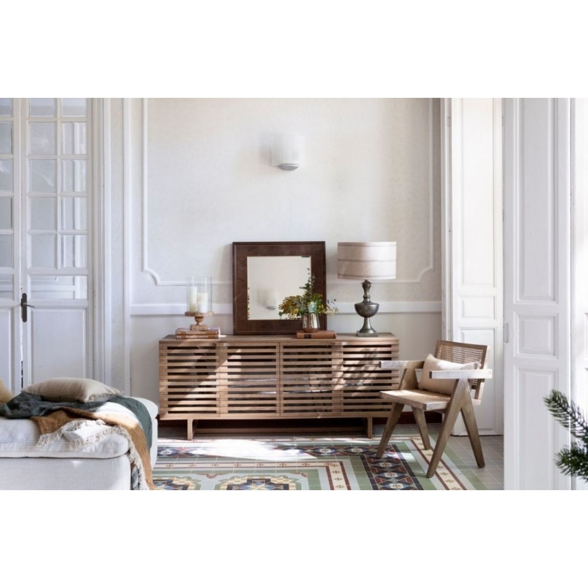 Aparador acabamento carvalho e porta de ripas