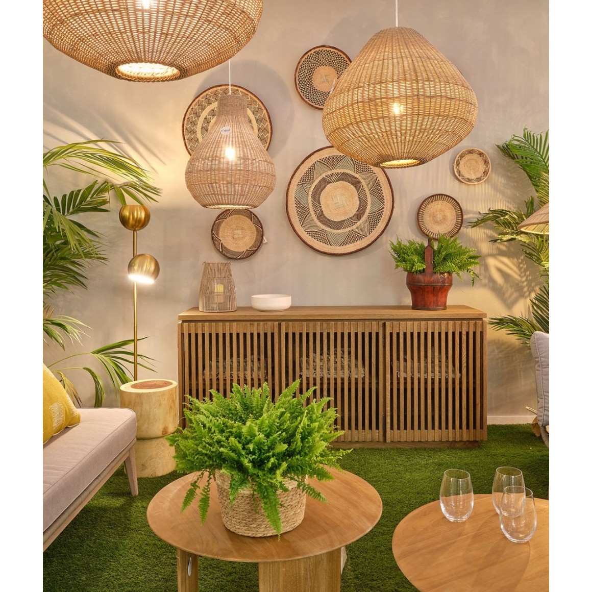 Aparador de carvalho natural com portas de ripas