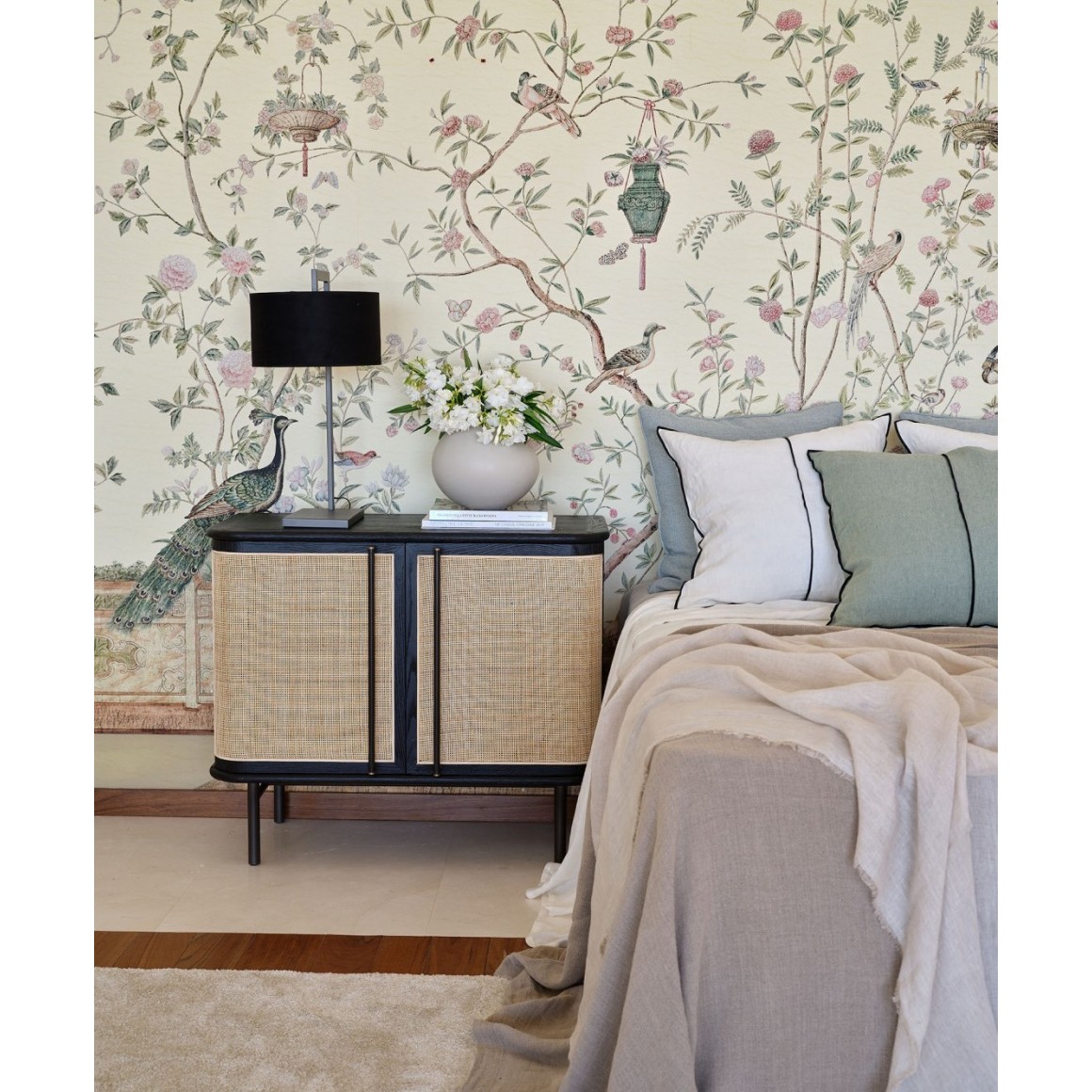 Aparador com duas portas de carvalho escuro e vime