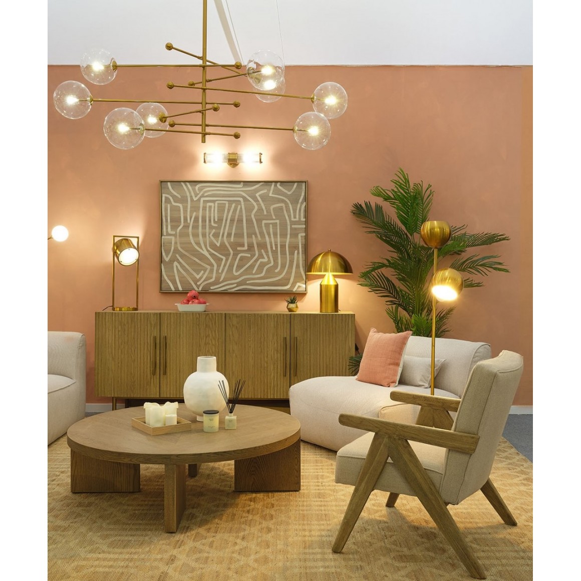 Aparador de ripas de carvalho natural e pé em metal dourado