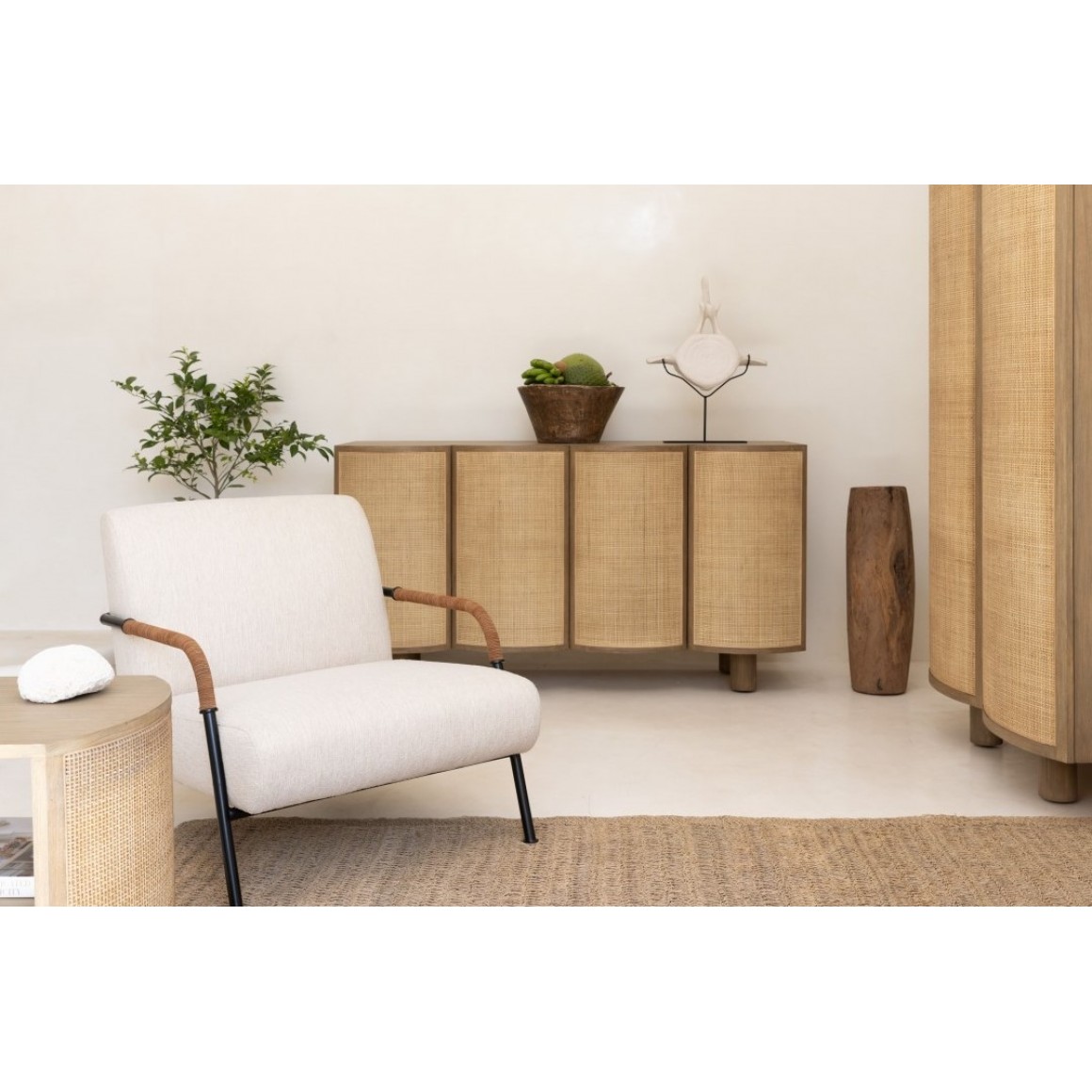 Aparador de cor natural e portas curvas em rattan