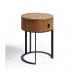 Mesa de cabeceira redonda com efeito de ripas em carvalho natural e metal preto